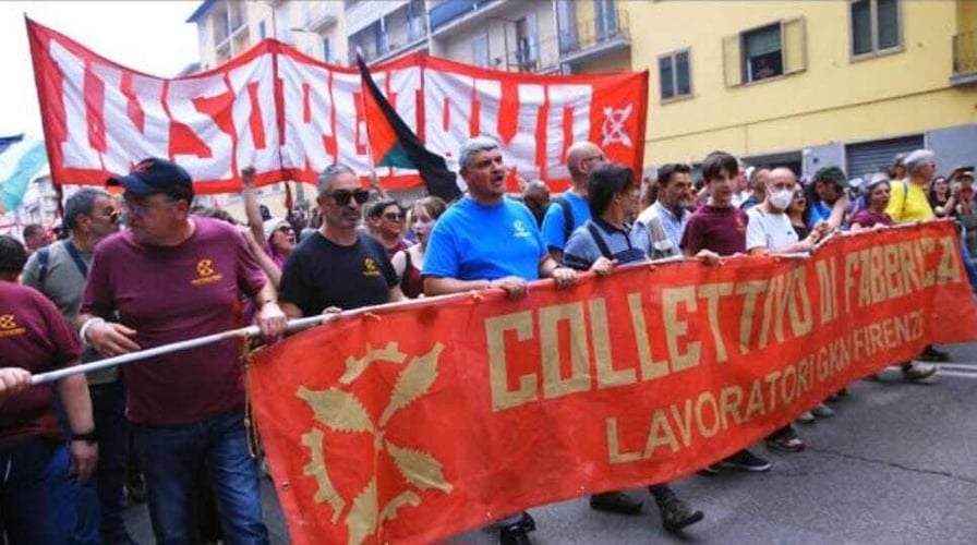Workers on a protesr march holding banner reading insorgiamo and collectivo di fabbrica lavoratori GKN Firenze. Credit Reel News/Insorgiamo